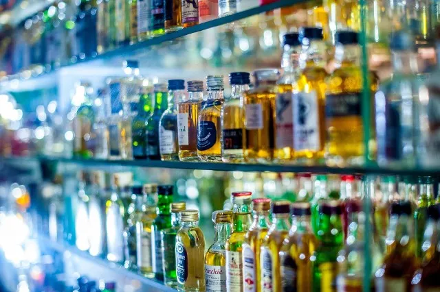 Zdjęcie Czy alkohol przewodzi prąd? Zaskakujące fakty o etanolu i wódce