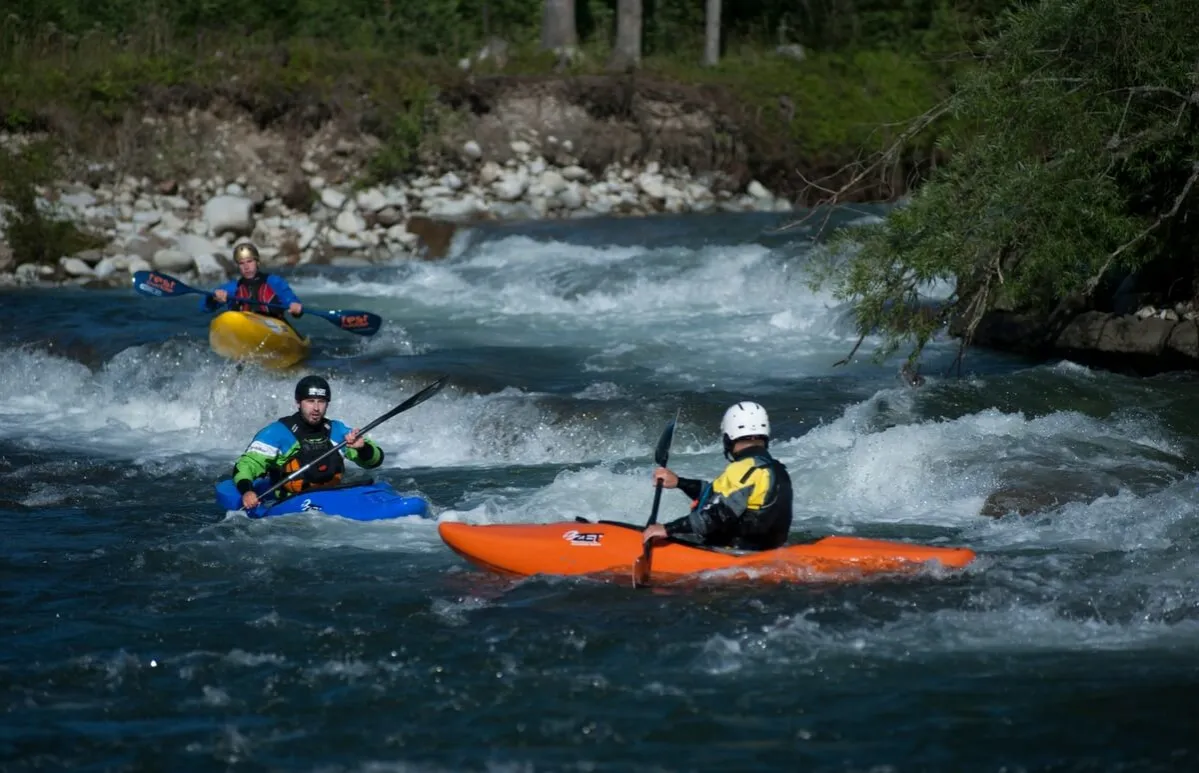 Zdjęcie Kurs kajakarstwa górskiego: Twój przewodnik po cenach, miejscach i programie