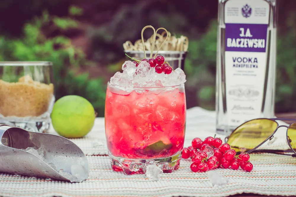 Zdjęcie Pyszne drinki z sokiem porzeczkowym - orzeźwienie na każdą okazję