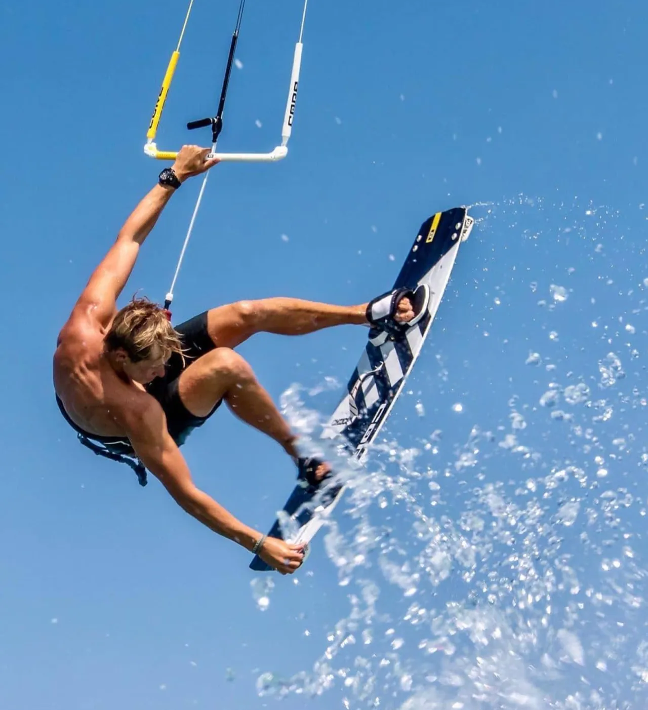 Zdjęcie Jaka deska do kitesurfingu – wybierz idealną deskę dla siebie