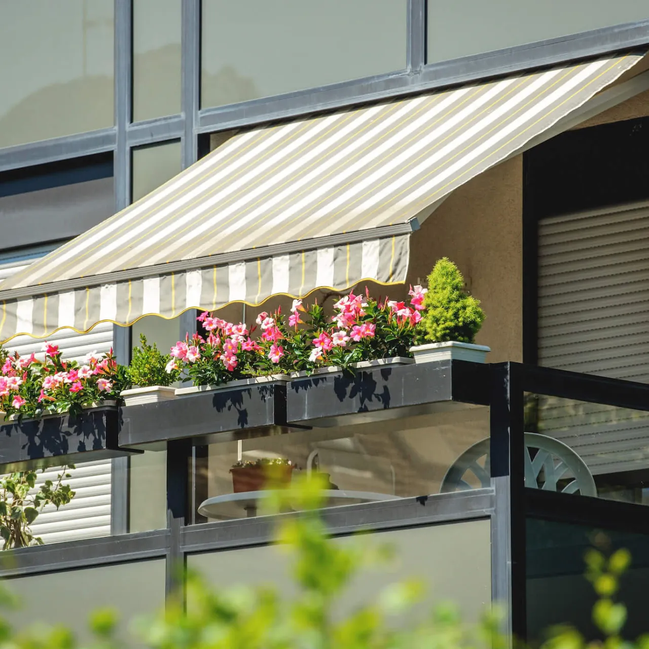Zdjęcie Jak zadaszyć balkon w bloku - praktyczne porady i inspiracje
