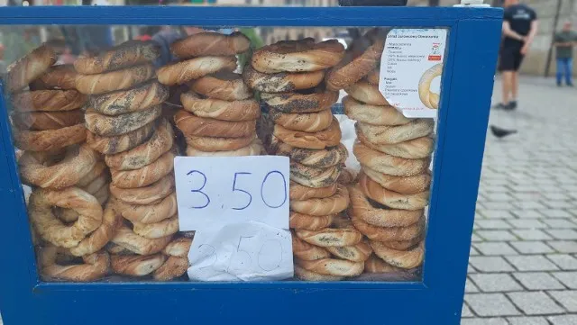 Zdjęcie Ile kalorii ma obwarzanek z sezamem? Sprawdź, co musisz wiedzieć