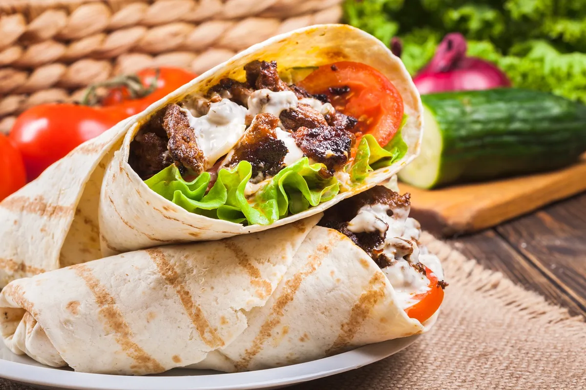 Zdjęcie Kebab ile kcal: poznaj kaloryczność i zdrowe alternatywy