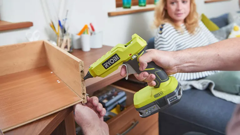 Zdjęcie Czym skleić folie? Sprawdzone kleje na różne materiały i zastosowania