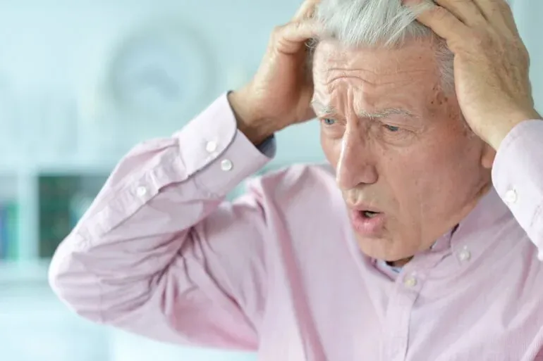 Zdjęcie Jak reagować na omamy wzrokowe u osób starszych, by pomóc?