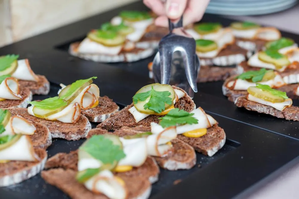 Zdjęcie Ile kosztuje catering na 40 osób? Sprawdź ceny i opcje menu