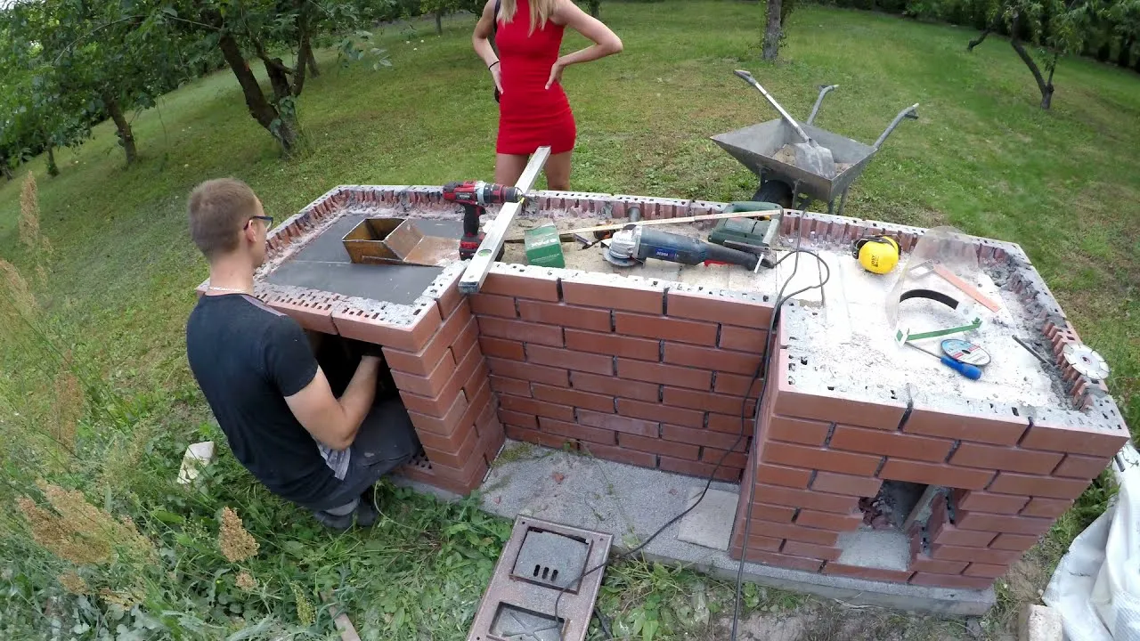 Zdjęcie Inspirujące projekty grillów murowanych z wędzarnią dla Twojego ogrodu