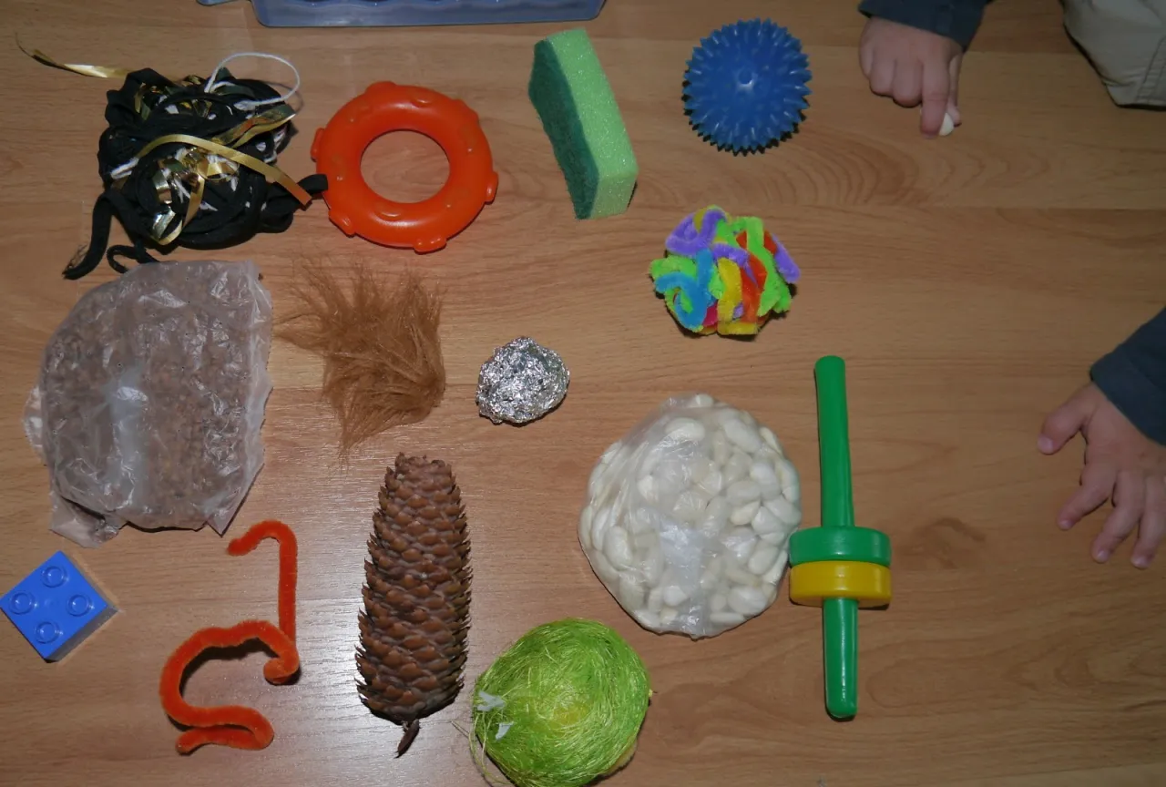 Zdjęcie Jak stworzyć pudełko sensoryczne DIY, które rozweseli Twoje dziecko