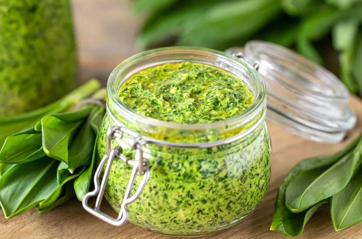 Zdjęcie Jak przechowywać pesto z czosnku niedźwiedziego, by uniknąć psucia?