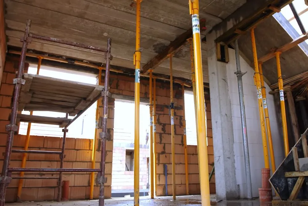 Zdjęcie Ile schnie strop betonowy? Poznaj kluczowe czynniki wpływające na czas schnięcia