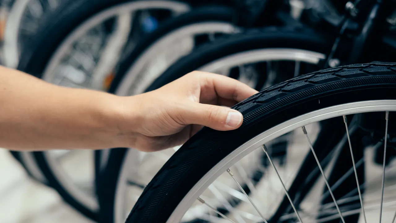 Zdjęcie Ile bar&oacute;w w rowerze? Znajdź idealne ciśnienie dla Twojej jazdy!