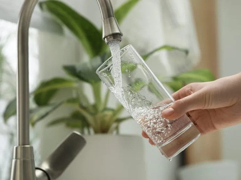 Zdjęcie Jak sprawdzić, czy woda z kranu nadaje się do picia i uniknąć zagrożeń