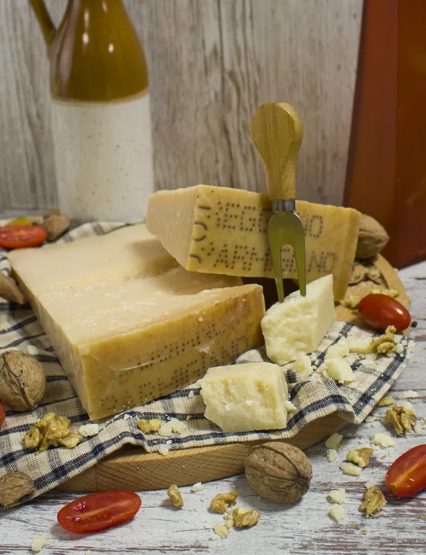 Zdjęcie Czy parmigiano reggiano to parmezan? Odkryj prawdę o serze