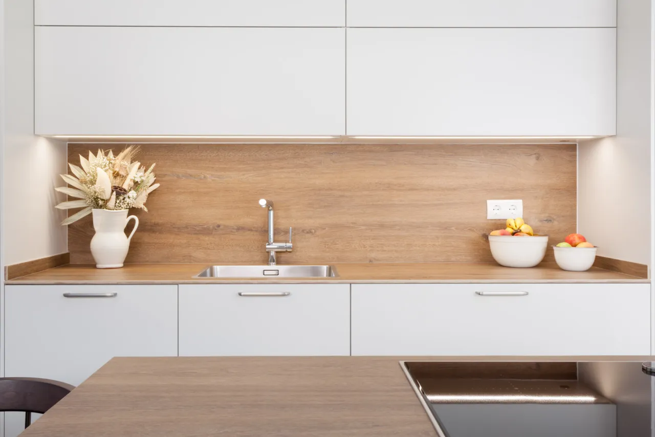 Zdjęcie Tu cocina blanca y madera ideal: gu&iacute;a completa de estilo y cuidado