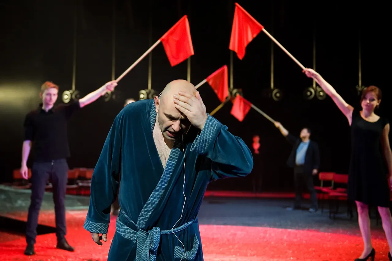 Zdjęcie Co robi reżyser w teatrze? Odkryj tajniki jego pracy i obowiązków