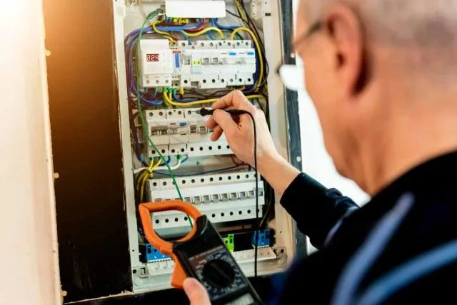 Zdjęcie Cena podłączenia skrzynki elektrycznej: Ile kosztuje i od czego zależy