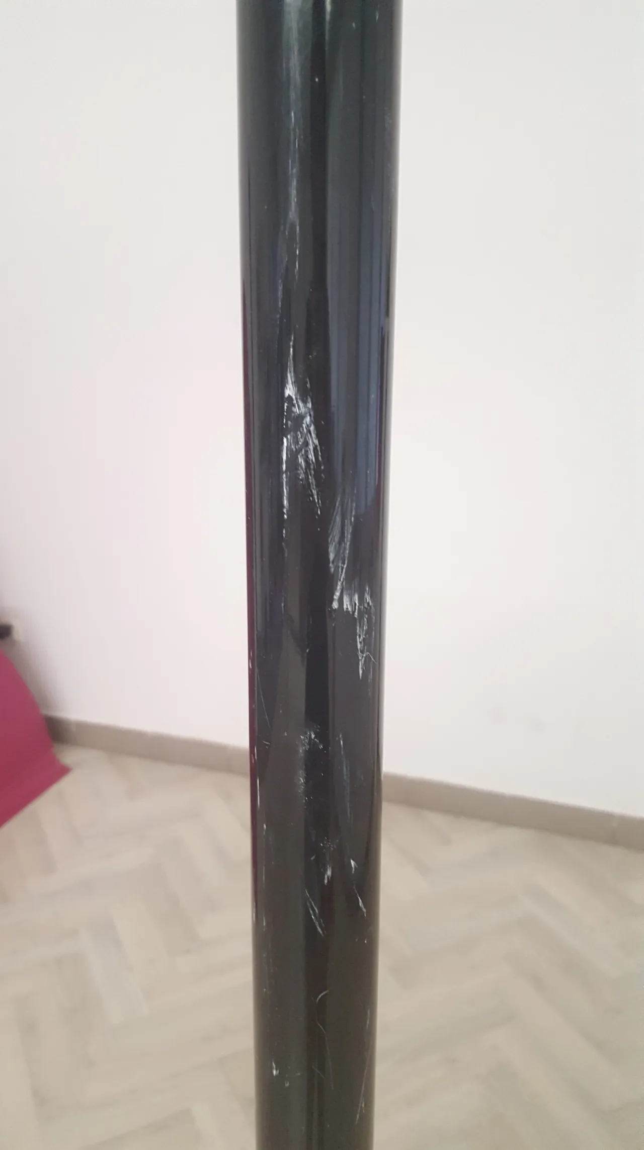 Zdjęcie Czym czyścić rurę pole dance, aby uniknąć uszkodzeń i zapewnić bezpieczeństwo