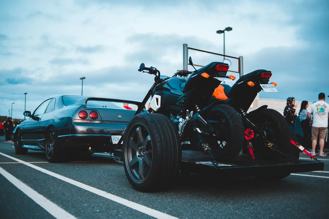 Zdjęcie Jak przewieźć motocykl na zwykłej przyczepie bez ryzyka uszkodzeń