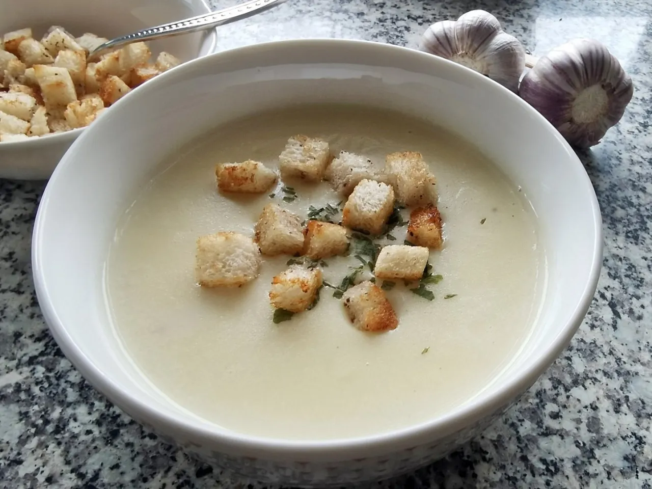 Zdjęcie Jak zrobić zupę czosnkową – prosty przepis na aromatyczną zupę