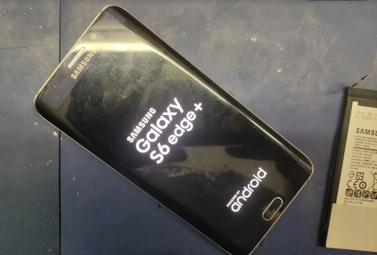 Zdjęcie Wymiana baterii Samsung S6 Edge cena – porównanie kosztów i serwisów