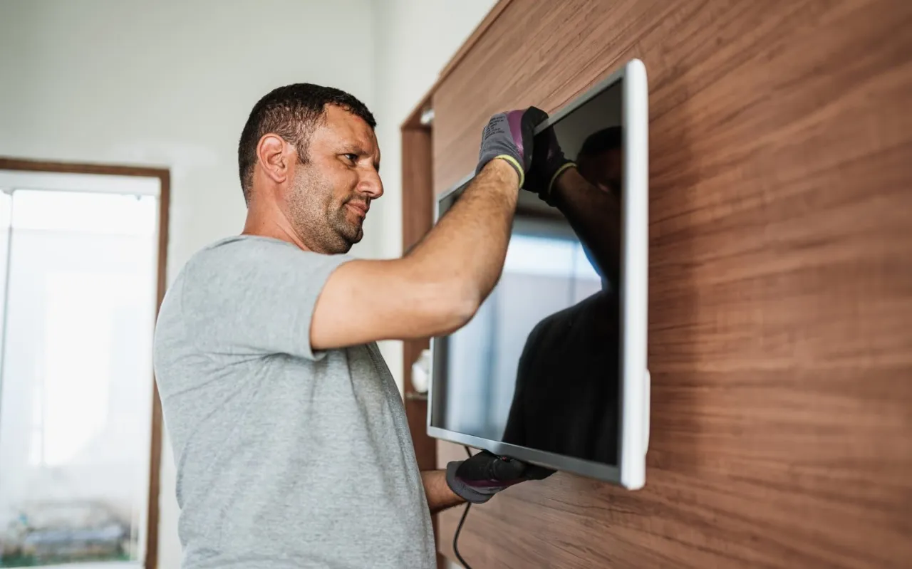 Zdjęcie Jak powiesić telewizor na ścianie z karton gipsu bez ryzyka uszkodzeń