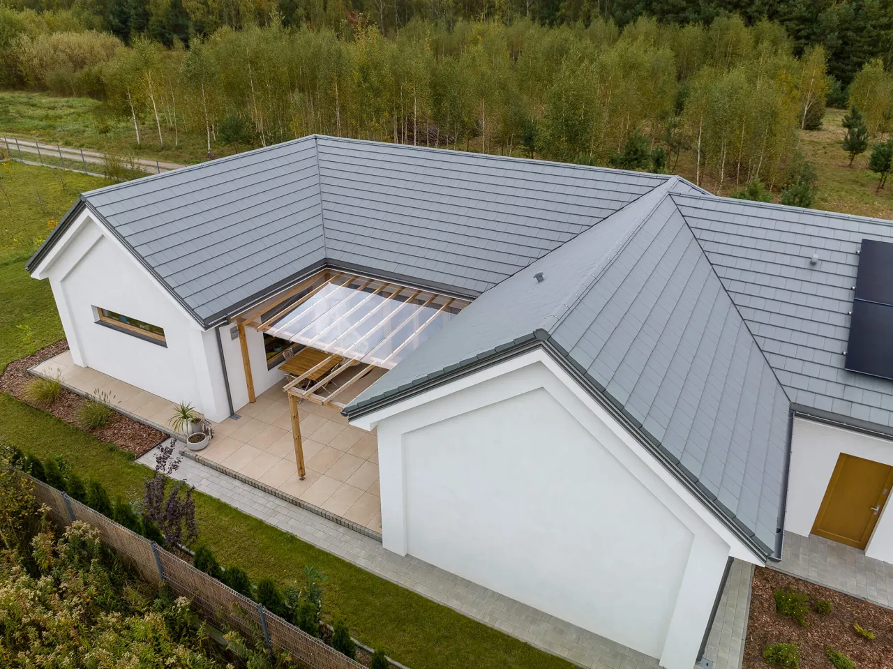 Zdjęcie Dom z szarym dachem: Nowoczesny trend w architekturze domów