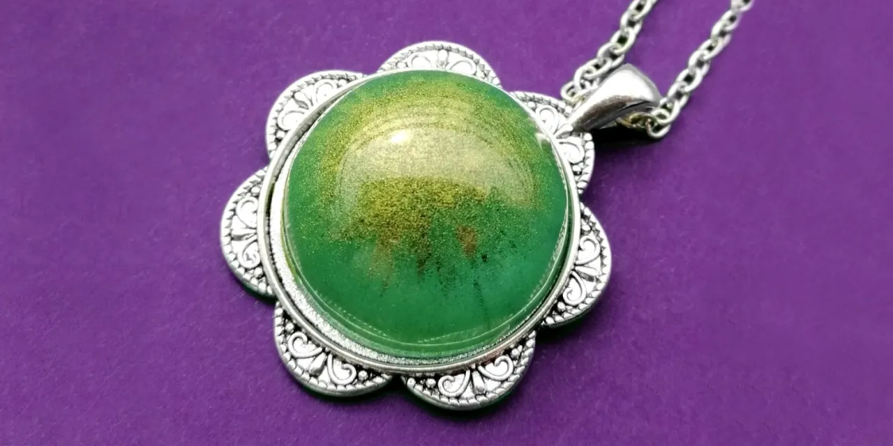 Zdjęcie Jak zrobić biżuterię z żywicy epoksydowej - proste kroki i porady