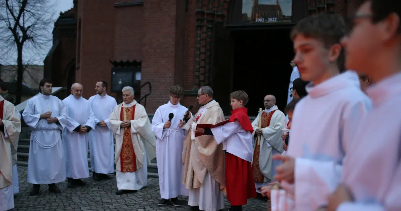 Zdjęcie Czy liturgia wigilii paschalnej zwalnia z mszy w niedzielę?