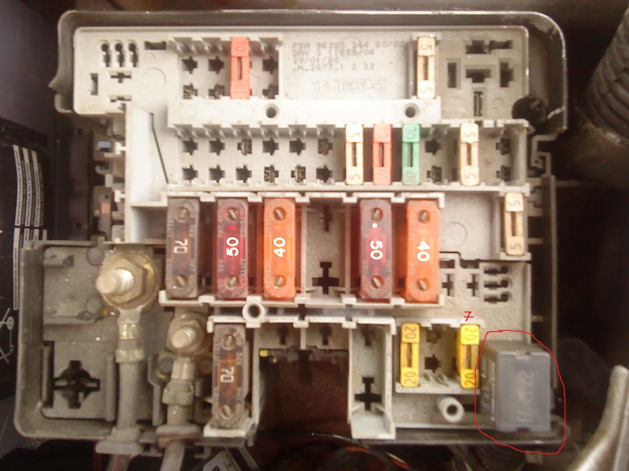 Zdjęcie Gdzie jest bezpiecznik wentylatora chłodnicy peugeot 407? Uniknij problemów!