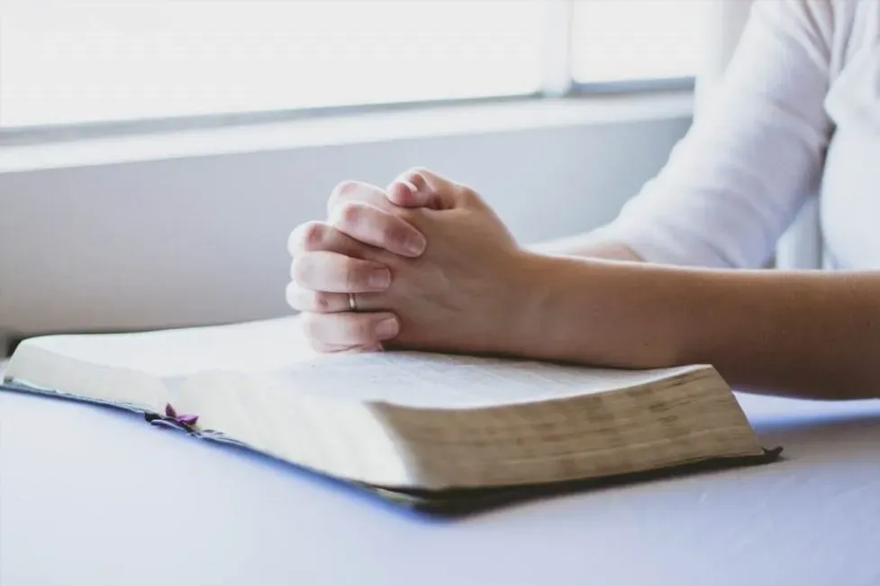 Zdjęcie Czy picie alkoholu to grzech? Poznaj moralne aspekty i nauki religii
