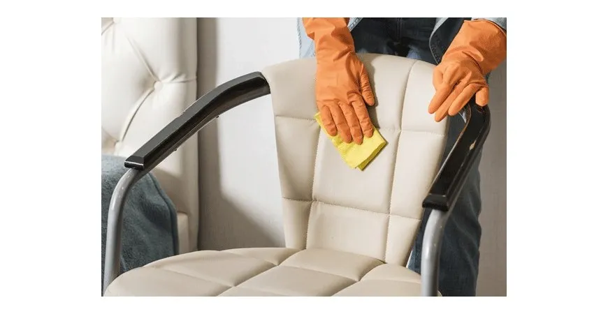 Zdjęcie Jak wyprać krzesło w domu? Prosty poradnik krok po kroku