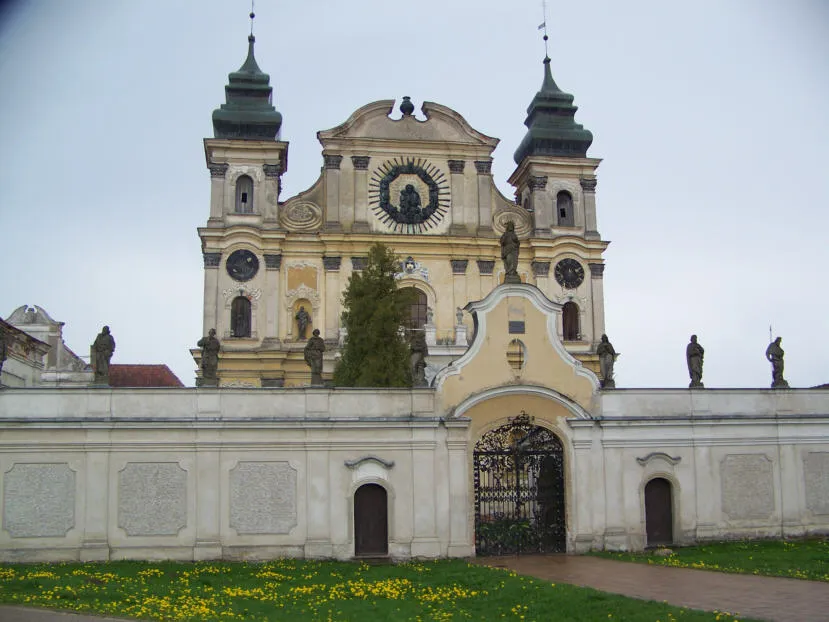 Zdjęcie Sanktuarium w Krośnie: historia, znaczenie i praktyczne informacje dla pielgrzymów