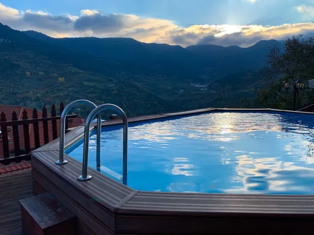 Zdjęcie Jaka chemia do jacuzzi ogrodowego: niezbędne środki i ich zastosowanie