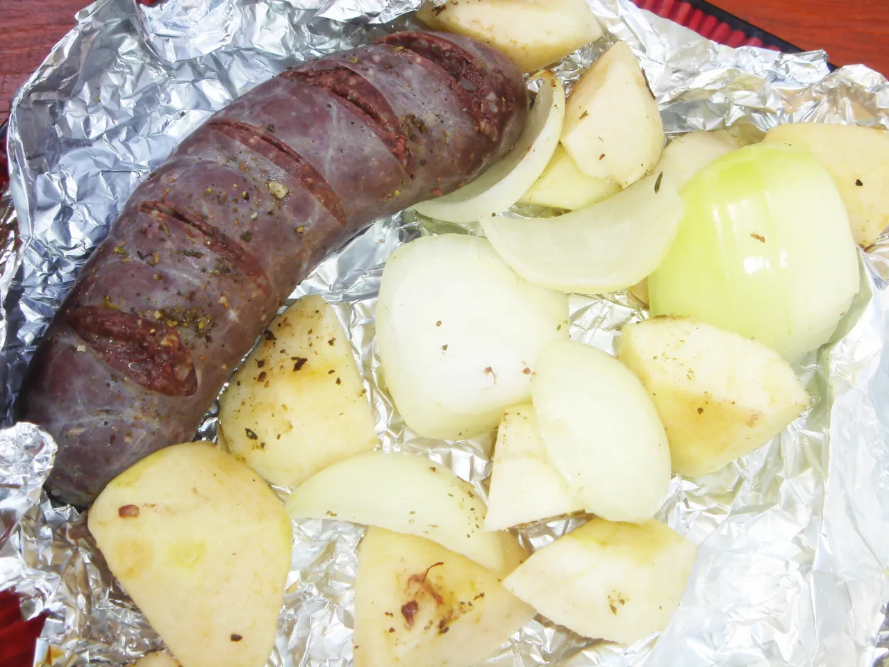 Zdjęcie Grillowana kaszanka z jabłkiem i cebulą – prosty przepis na smakowite danie