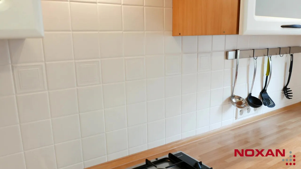 Zdjęcie Jaką farbą pomalować kafelki w kuchni, aby uzyskać trwały efekt?