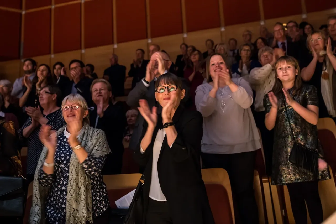 Zdjęcie Jak ubrać się na koncert Andrea Bocelli, aby wyglądać elegancko?