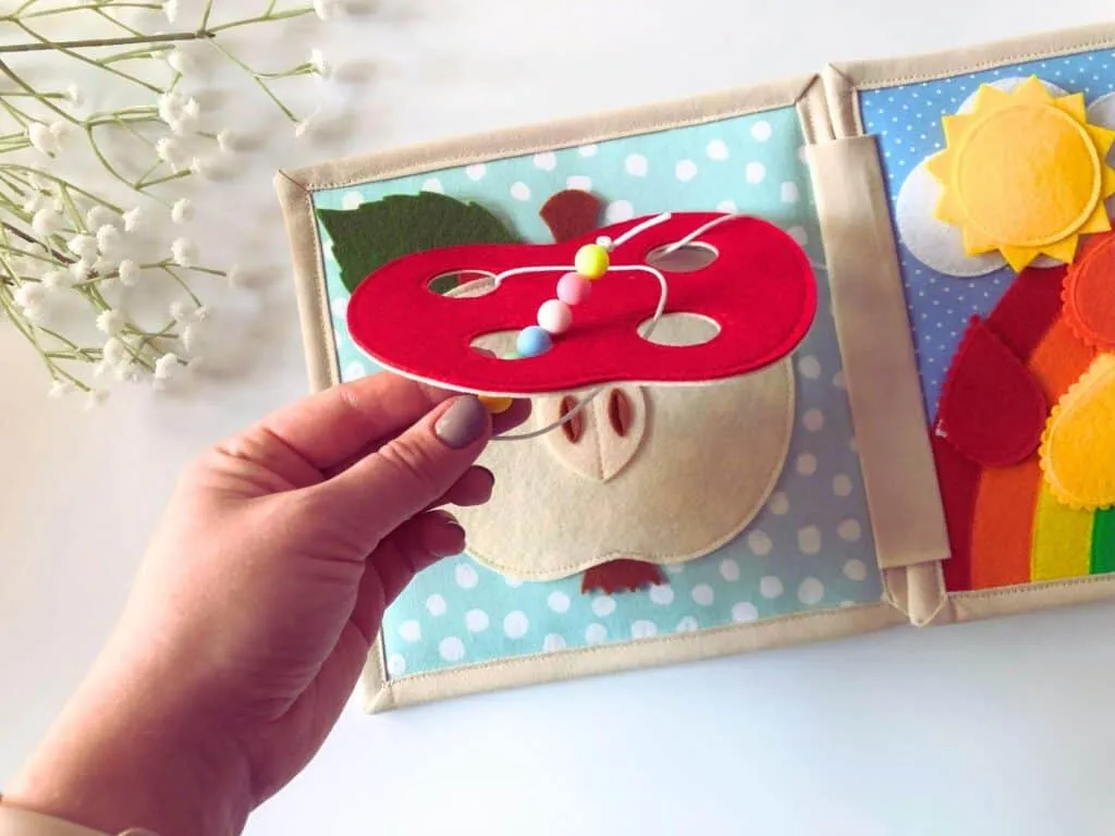 Zdjęcie Książeczki sensoryczne – jak wspierają rozwój Twojego dziecka?