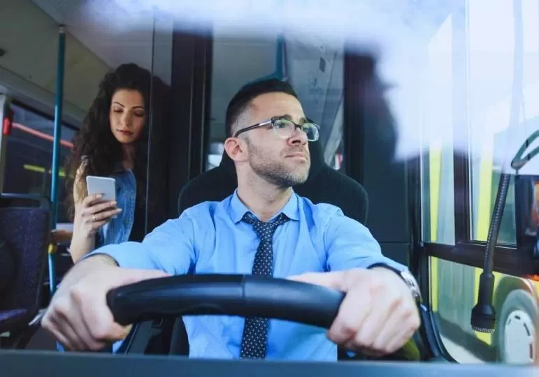 Zdjęcie Czy na busa trzeba mieć prawo jazdy? Sprawdź wymagania i kary