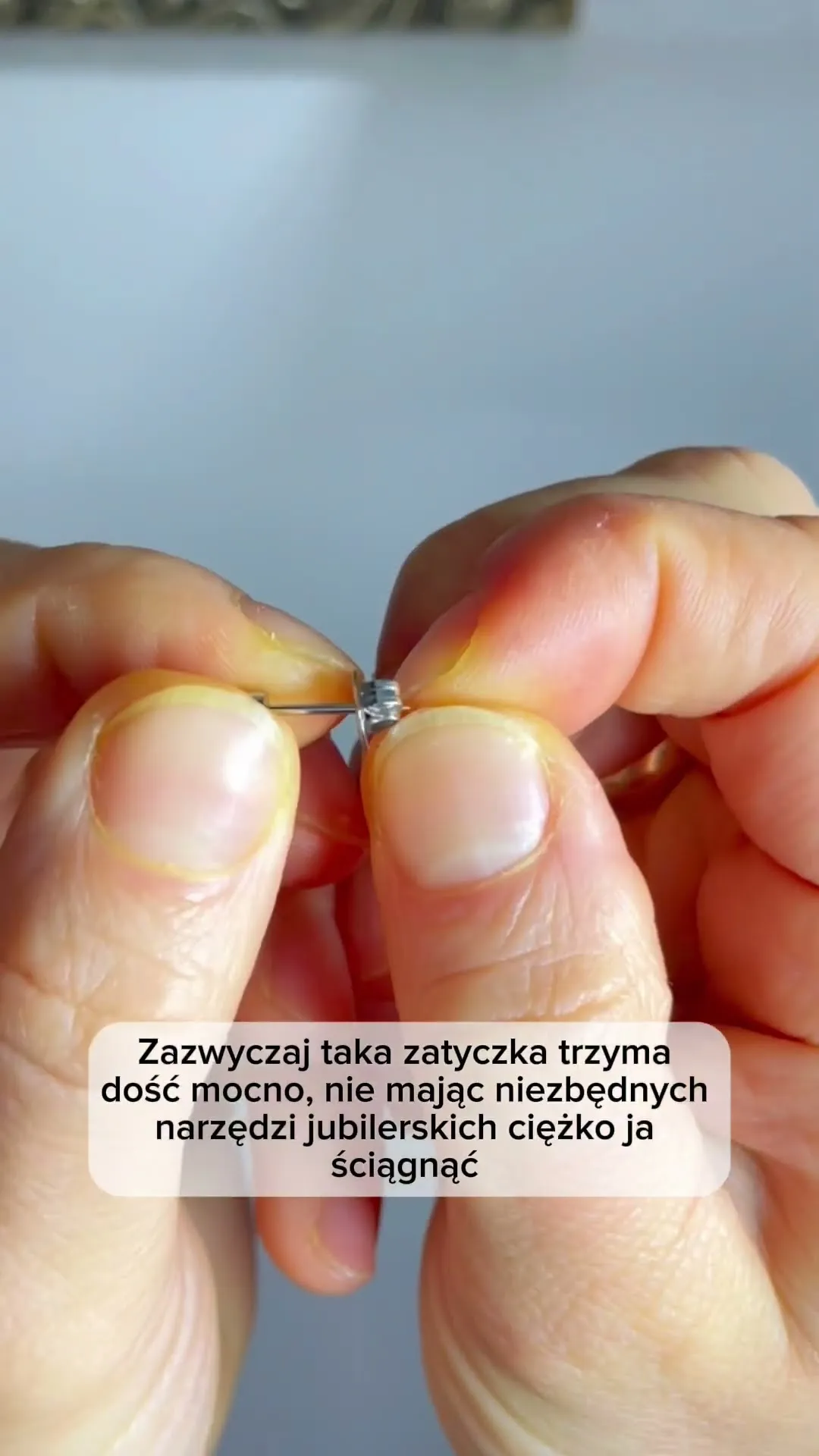 Zdjęcie Jak ściągnąć kolczyki z pistoletu bez bólu i ryzyka uszkodzeń
