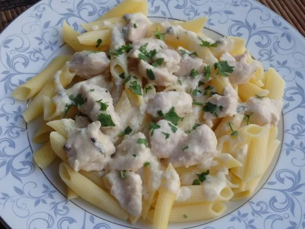 Zdjęcie Penne z kurczakiem w sosie serowym - prosty przepis na pyszne danie