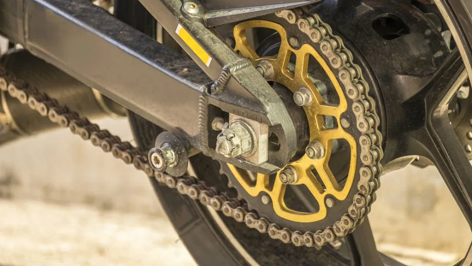 Zdjęcie Czym czyścić łańcuch motocyklowy, by uniknąć uszkodzeń i kosztów?