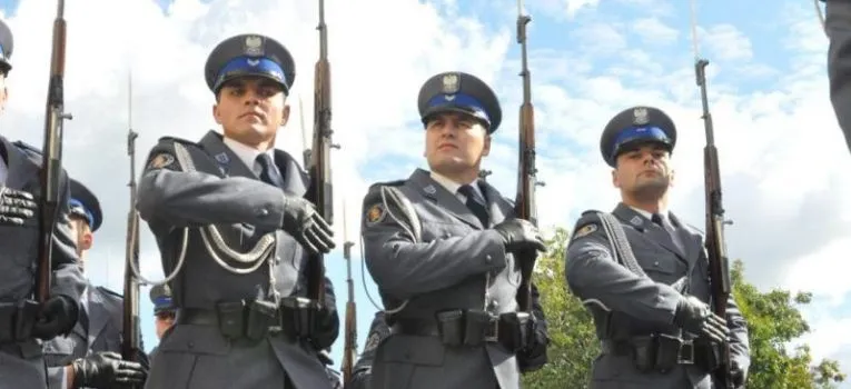 Zdjęcie Jak przyszyć korpusówki w Policji, aby wyglądały profesjonalnie i estetycznie