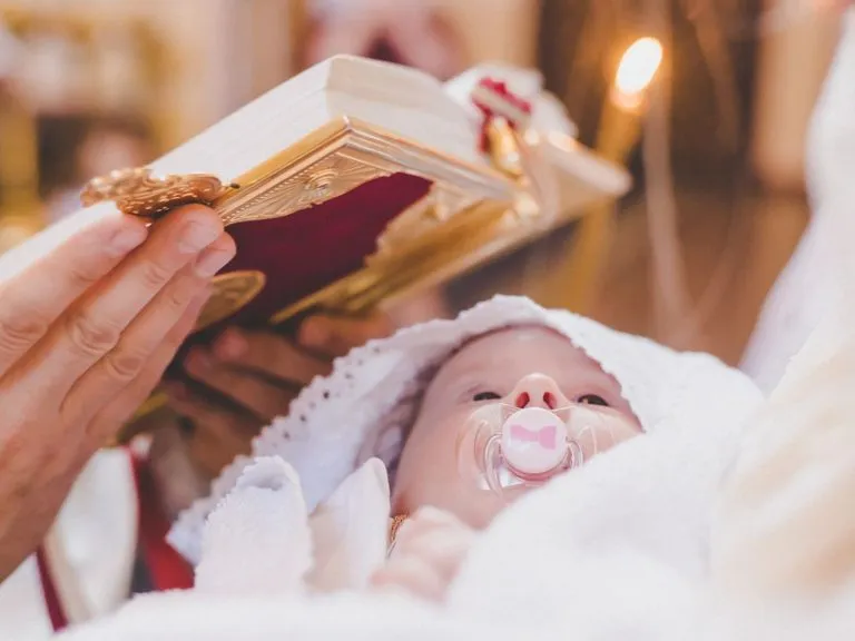 Zdjęcie Ile trwają chrzciny w kościele? Odkryj, co może cię zaskoczyć