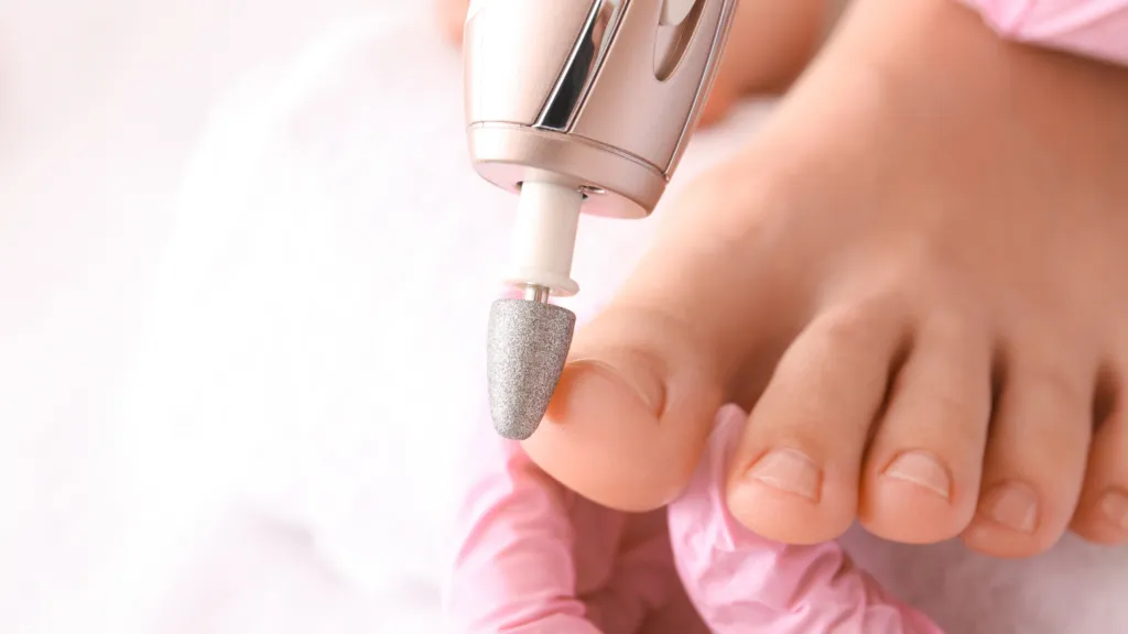 Zdjęcie Skuteczne sposoby na zmiękczenie twardych paznokci u nóg bez bólu