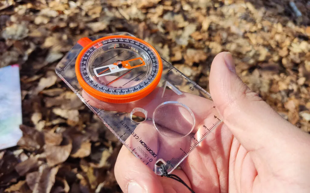 Zdjęcie Jak używać kompasu z lusterkiem: Praktyczny przewodnik krok po kroku