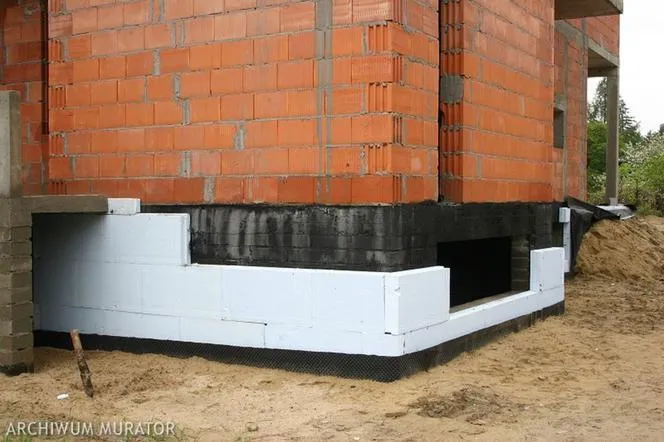 Zdjęcie Jaka powinna być grubość styroduru na fundamenty? Sprawdź minimalne zalecane wymiary izolacji podziemnych