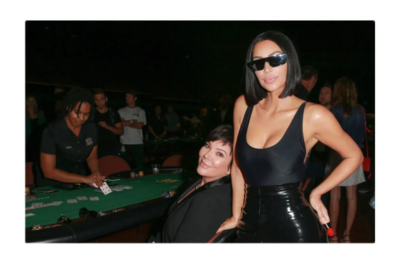 Zdjęcie Kim Kardashian poker glasses meme - historia i śmieszne przykłady