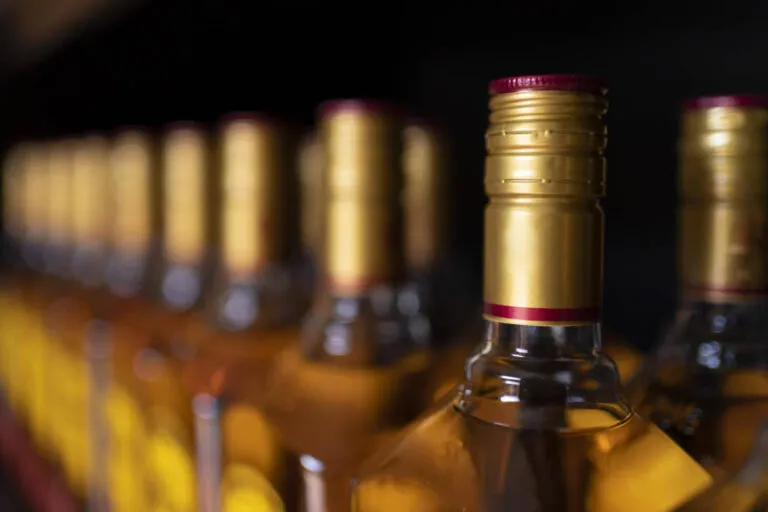 Zdjęcie Ile alkoholu można przewieźć w bagażu rejestrowanym: kompletne limity UE
