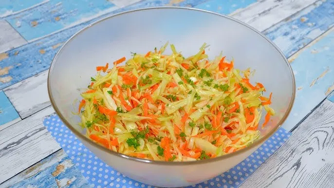 Zdjęcie Jak zrobić sałatkę z białej kapusty – prosty przepis na pyszny dodatek