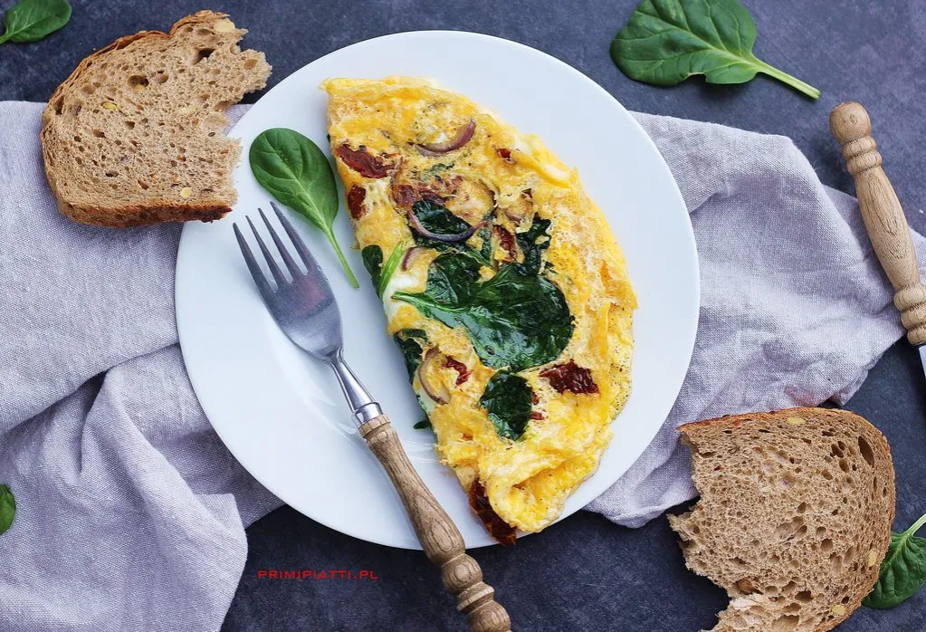 Zdjęcie Przepis na omlet ze szpinakiem i suszonymi pomidorami - proste i pyszne